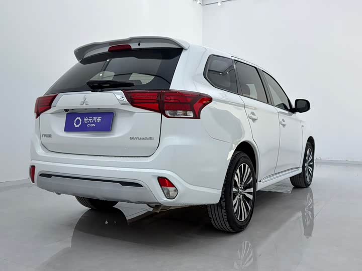 Mitsubishi Outlander, 2023 — фото 6 из 9