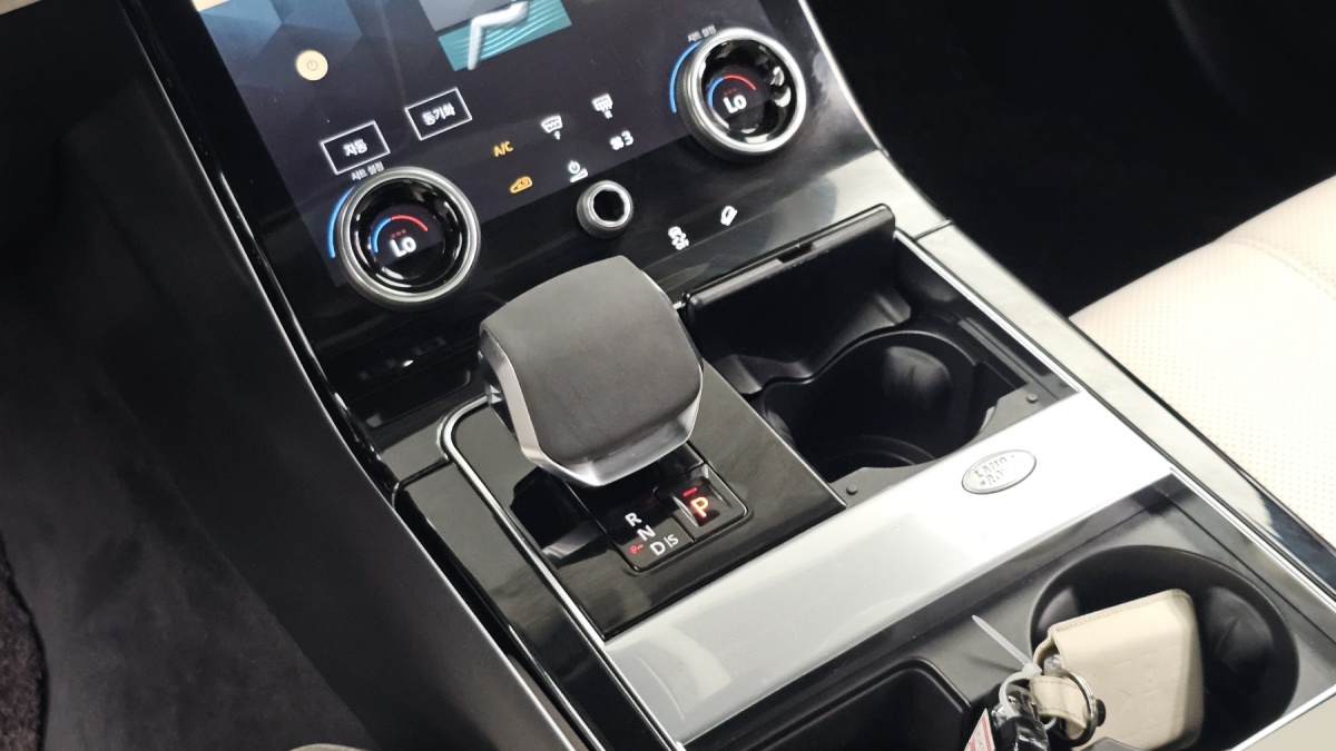 Land Rover Range Rover Velar, 2023 — фото 9 из 12