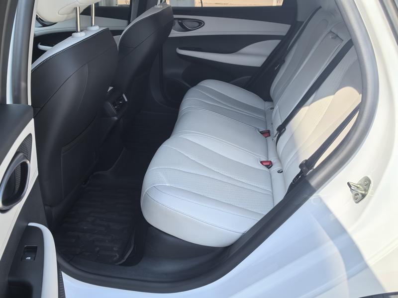 BYD Seal 05 DM-i Hybrid, 2024 — фото 10 из 11