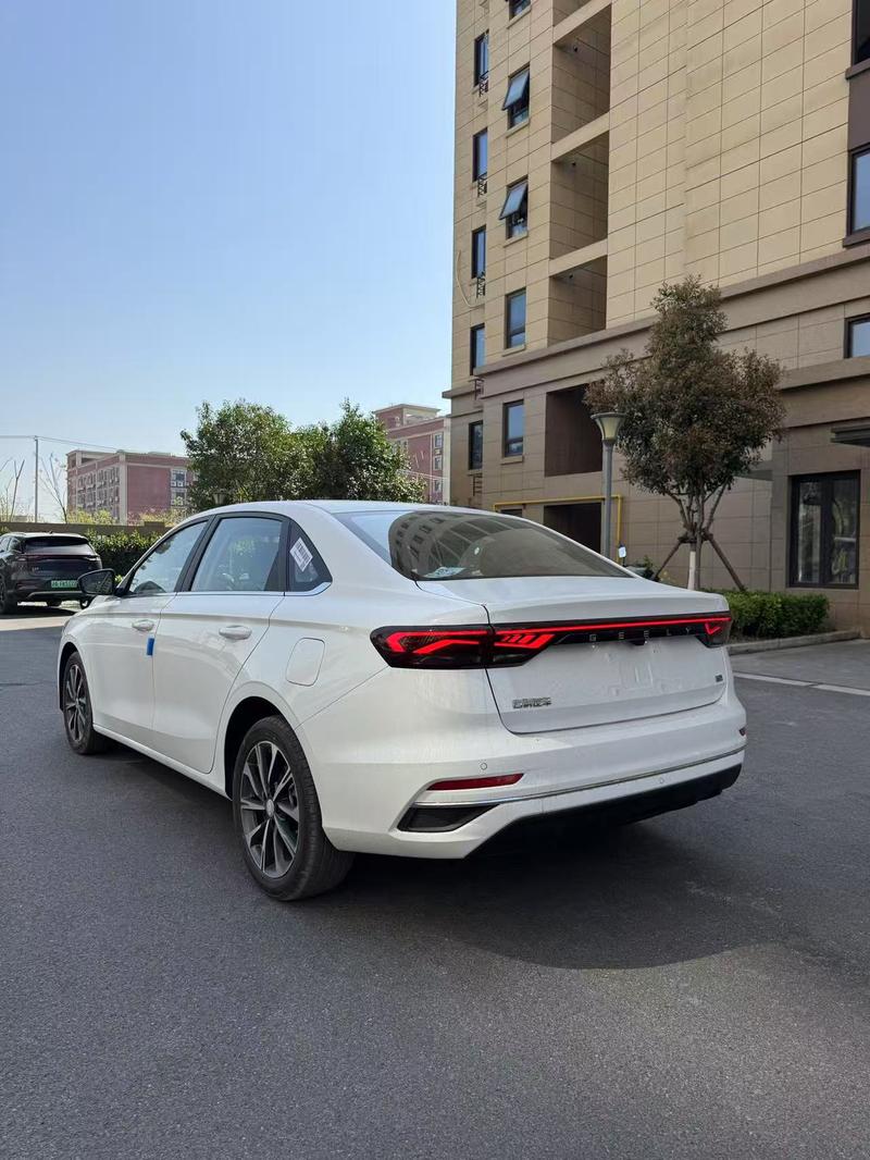 Geely Emgrand, 2022 — фото 4 из 7