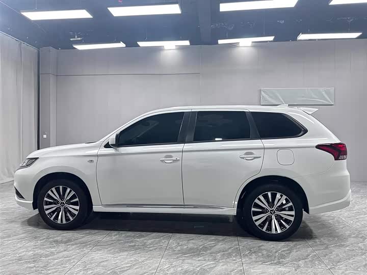 Mitsubishi Outlander, 2022 — фото 9 из 9