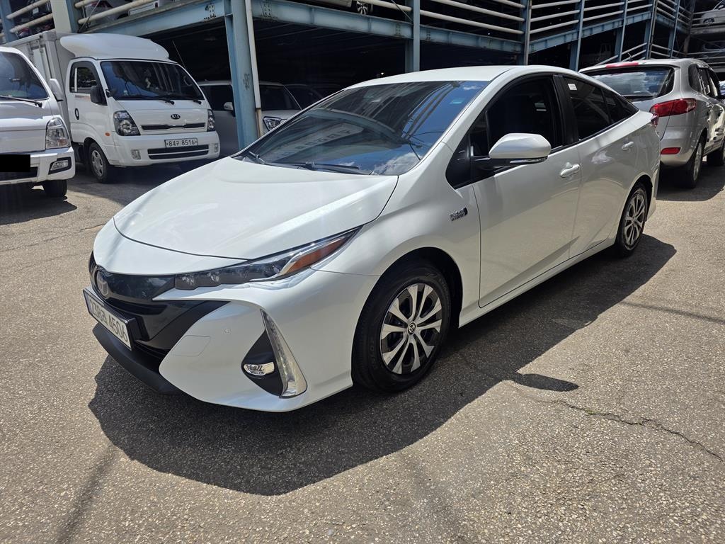 Toyota Prius, 2022 — фото 2 из 12