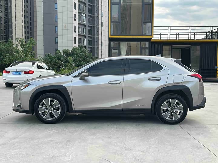 Lexus UX Hybrid, 2022 — фото 7 из 9