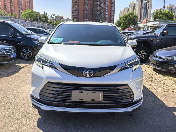 Toyota Sienna, 2024 — фото 2 из 9
