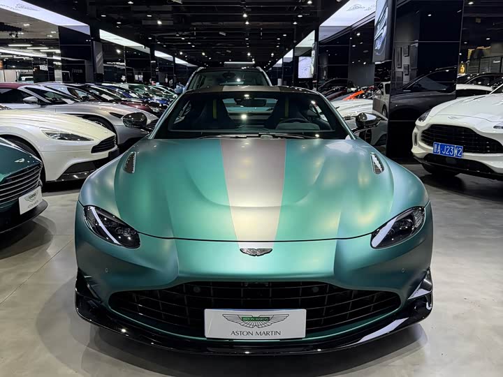 Aston Martin V8 Vantage, 2022 — фото 2 из 9