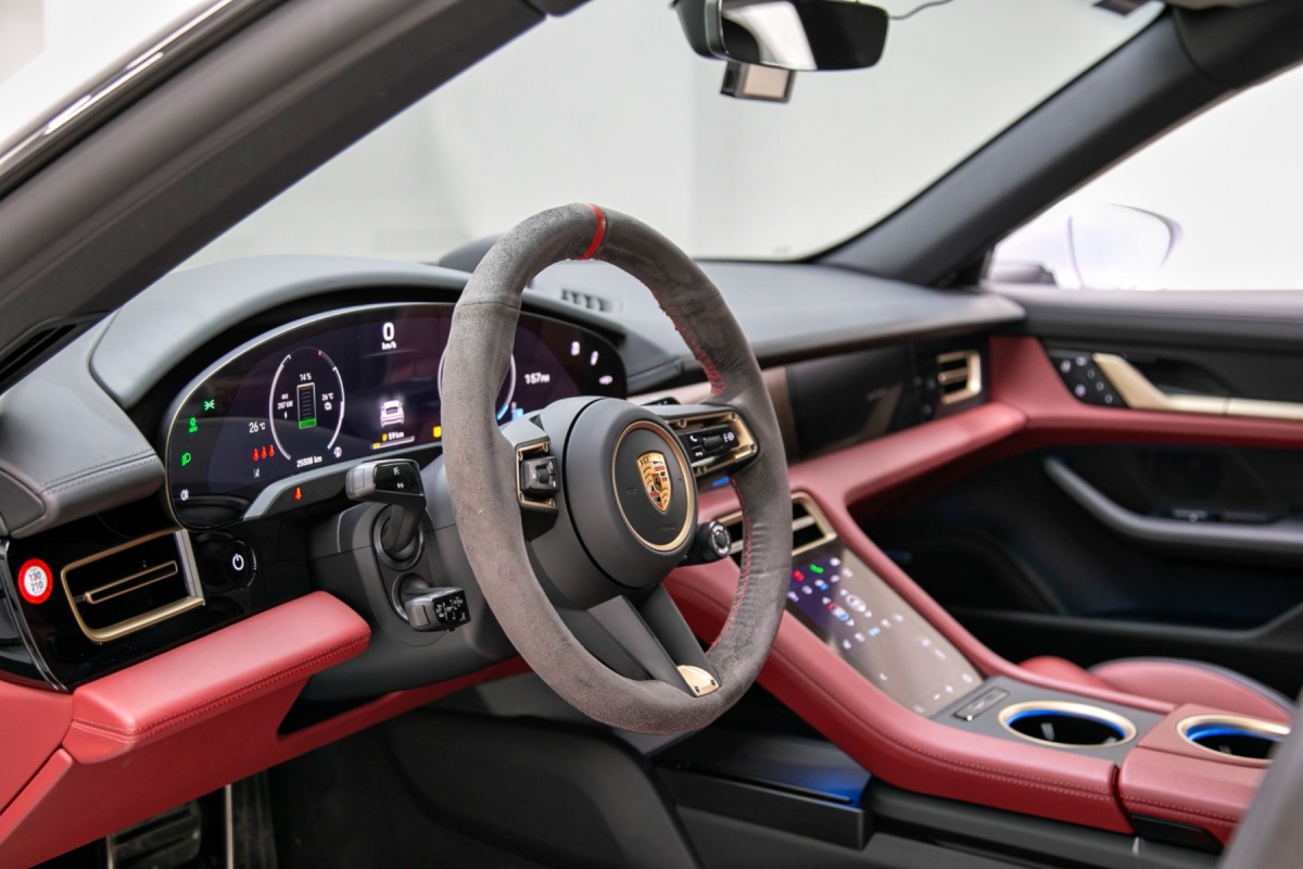 Porsche Taycan, 2024 — фото 10 из 12