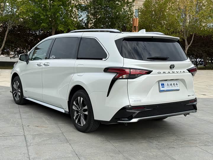 Toyota Granvia, 2024 — фото 7 из 9