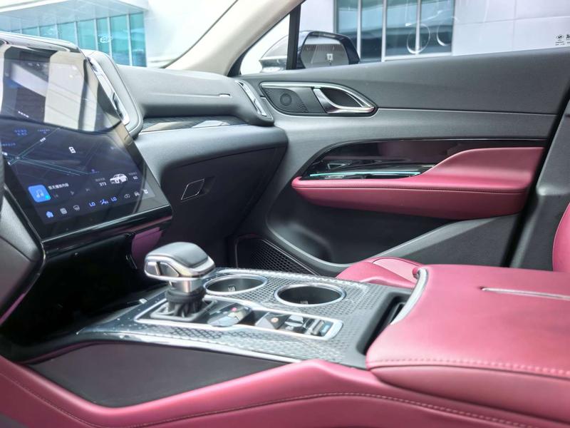 Hongqi HS3 Hybrid, 2025 — фото 9 из 12