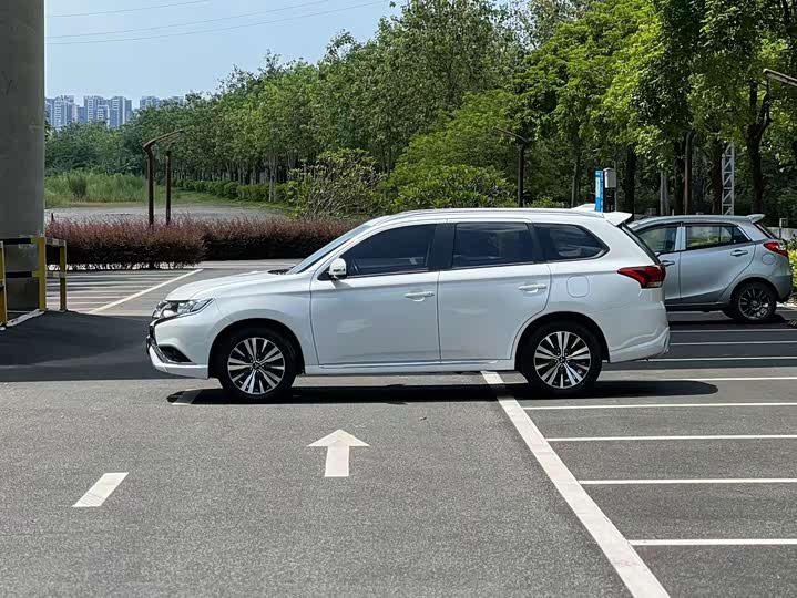 Mitsubishi Outlander, 2021 — фото 5 из 9