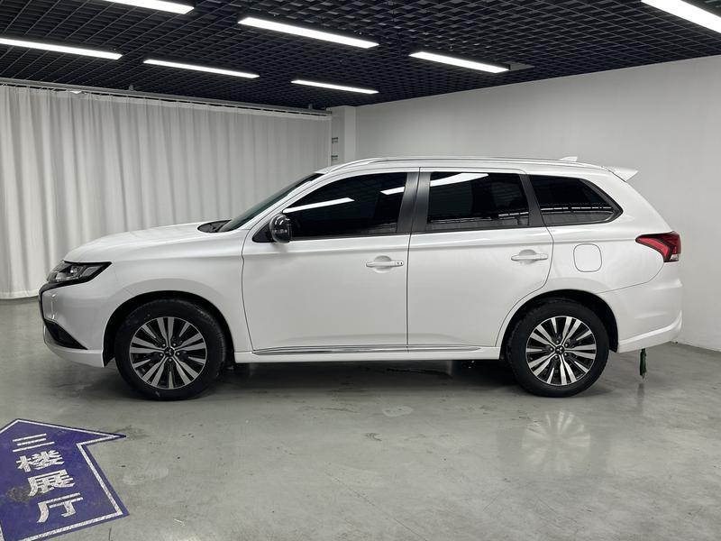 Mitsubishi Outlander, 2023 — фото 4 из 12