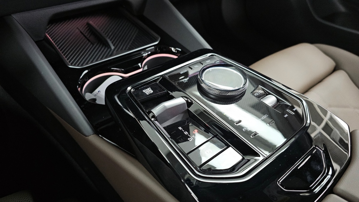 BMW 5 Series, 2025 — фото 8 из 12