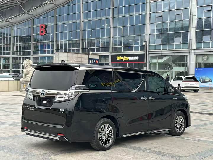 Toyota Vellfire, 2022 — фото 6 из 9