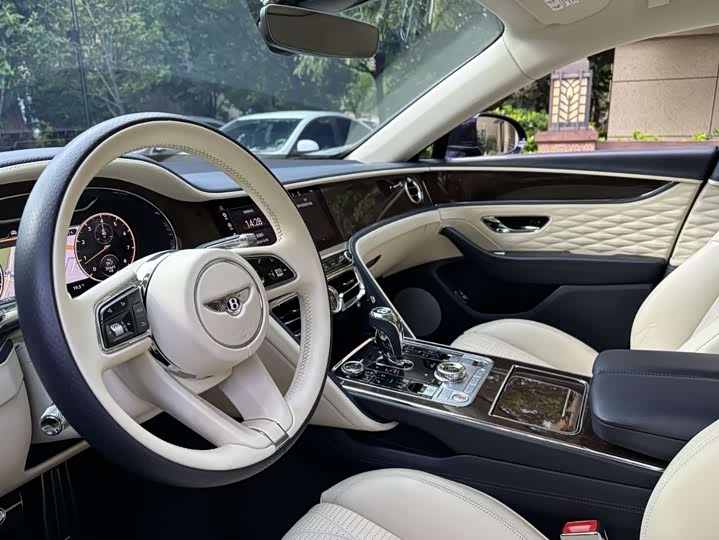 Bentley Flying Spur, 2022 — фото 8 из 9