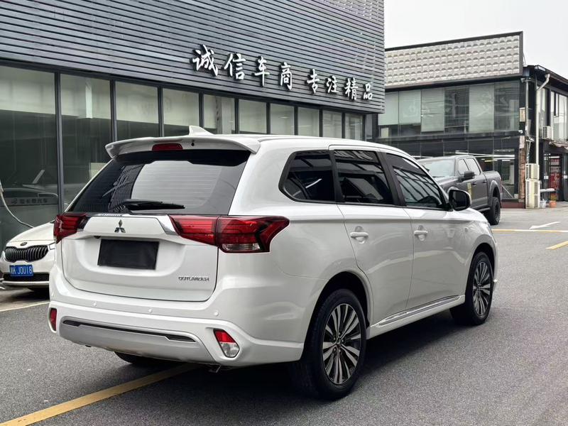 Mitsubishi Outlander, 2022 — фото 6 из 11