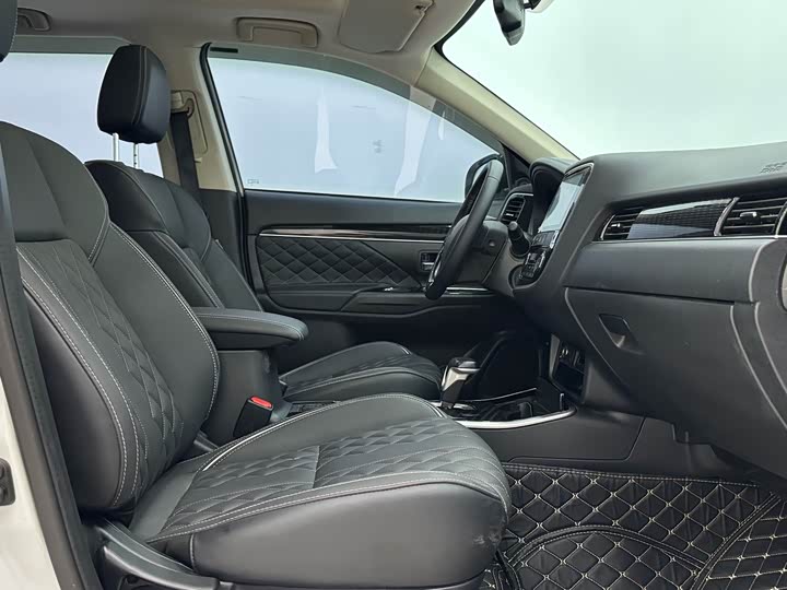 Mitsubishi Outlander, 2023 — фото 9 из 9
