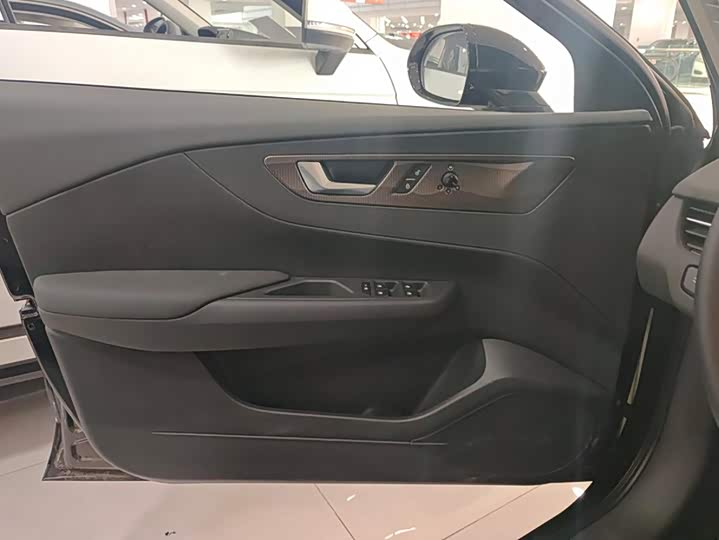 Hongqi E-QM5, 2026 — фото 7 из 9