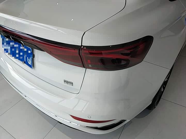 Geely Emgrand, 2025 — фото 8 из 9