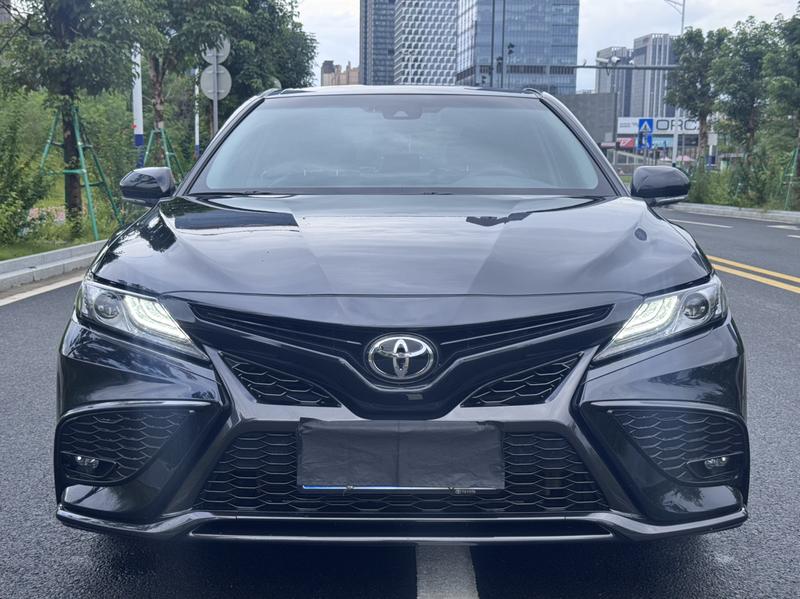Toyota Camry, 2023 — фото 2 из 12