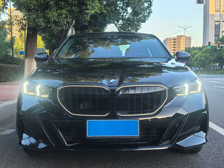 BMW 5 Series, 2025 — фото 2 из 9