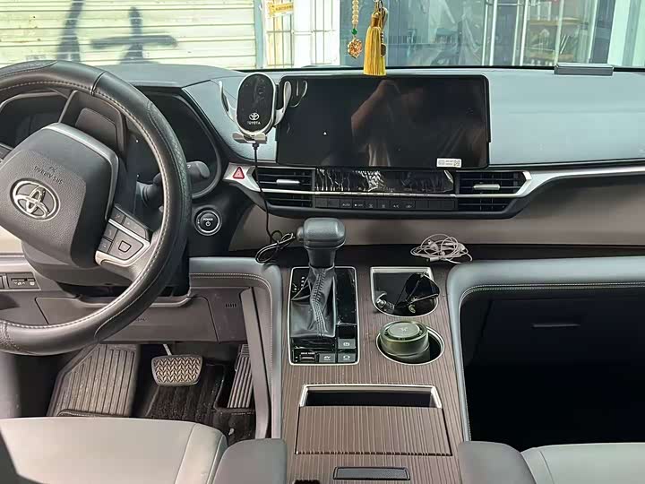 Toyota Granvia, 2024 — фото 6 из 7
