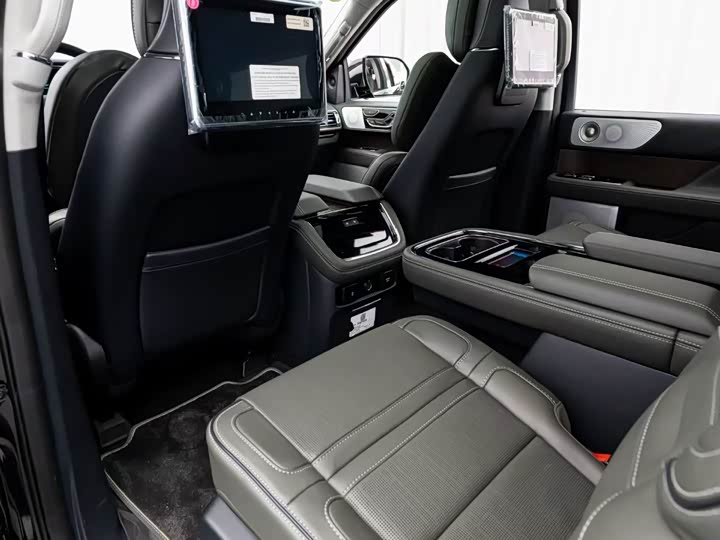 Lincoln Navigator, 2026 — фото 8 из 9
