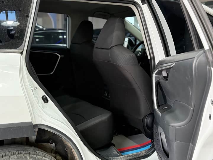 Toyota RAV4, 2023 — фото 7 из 9