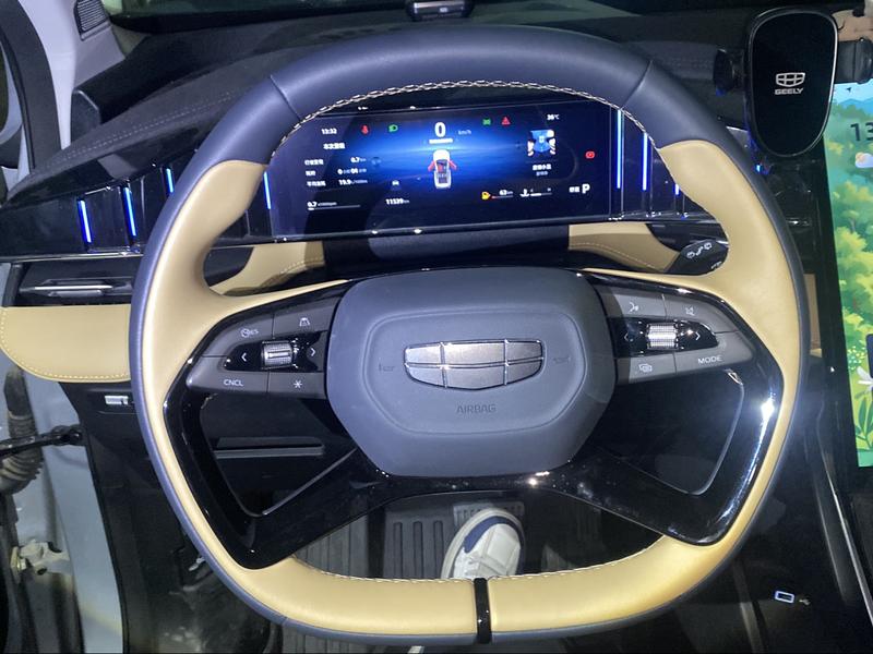 Geely Atlas L, 2024 — фото 7 из 12