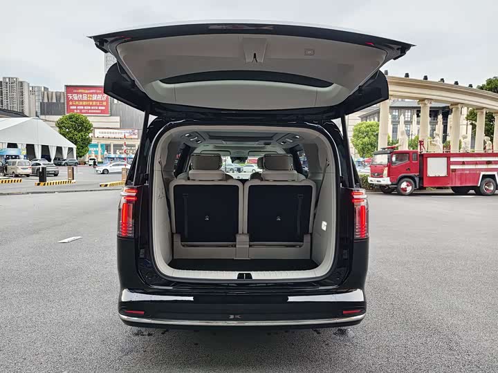 Volvo EM90, 2025 — фото 8 из 9
