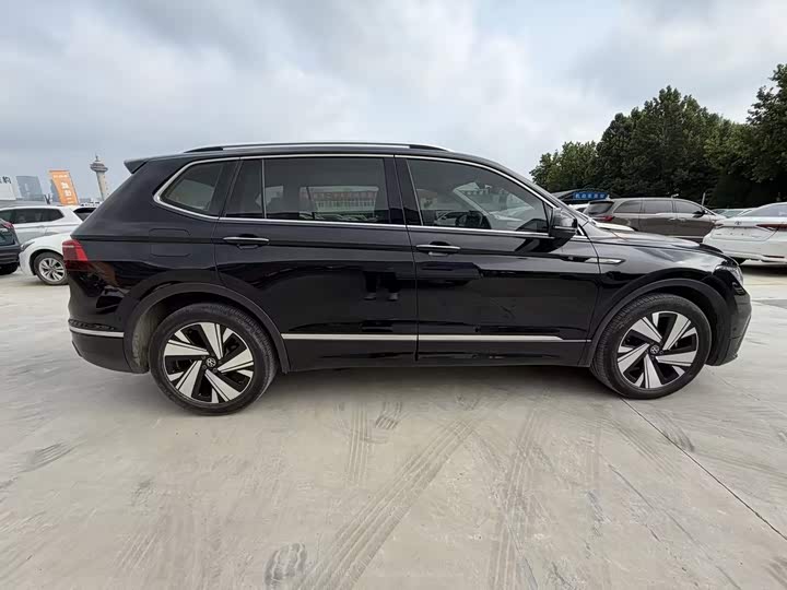 Volkswagen Tiguan L Pro, 2023 — фото 5 из 9