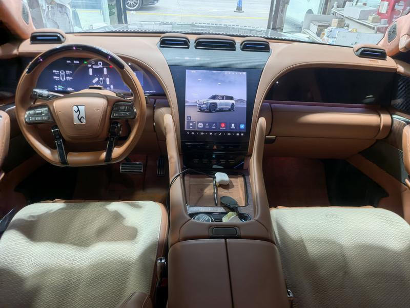 BYD Yangwang U8, 2024 — фото 7 из 10