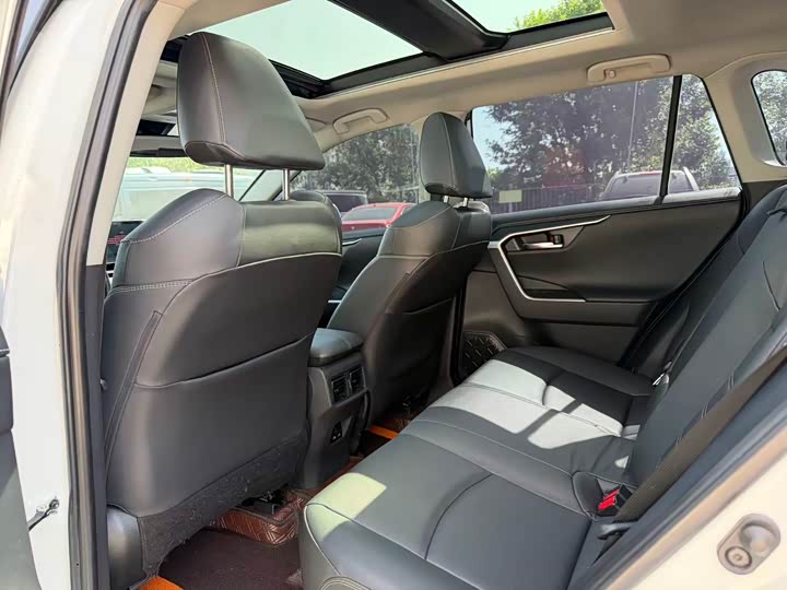 Toyota RAV4, 2023 — фото 7 из 9