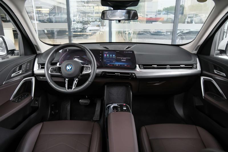 BMW iX1, 2025 — фото 6 из 10