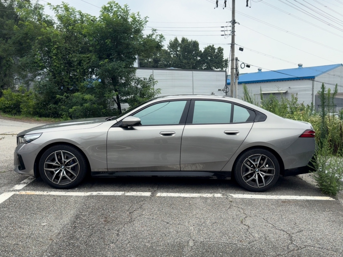 BMW 5 Series, 2025 — фото 3 из 12