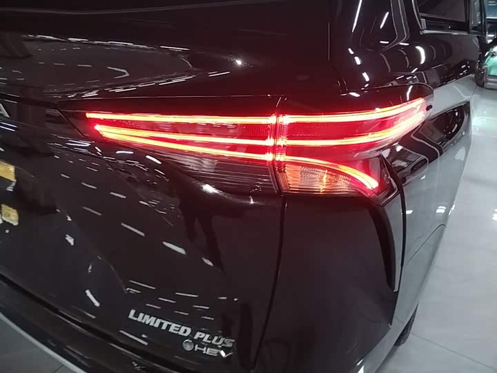 Toyota Sienna, 2025 — фото 8 из 9