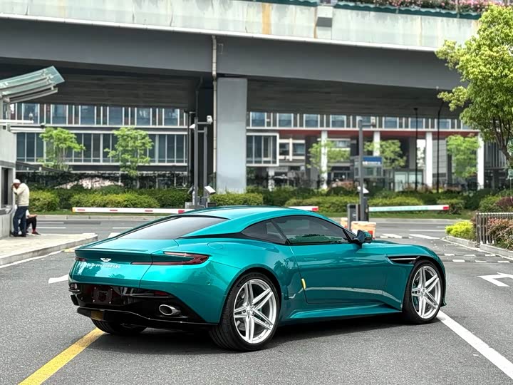 Aston Martin DB12, 2025 — фото 7 из 9