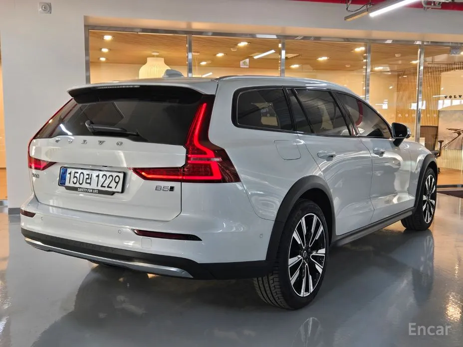 Volvo V60, 2024 — фото 2 из 2