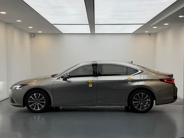Lexus ES, 2025 — фото 8 из 9