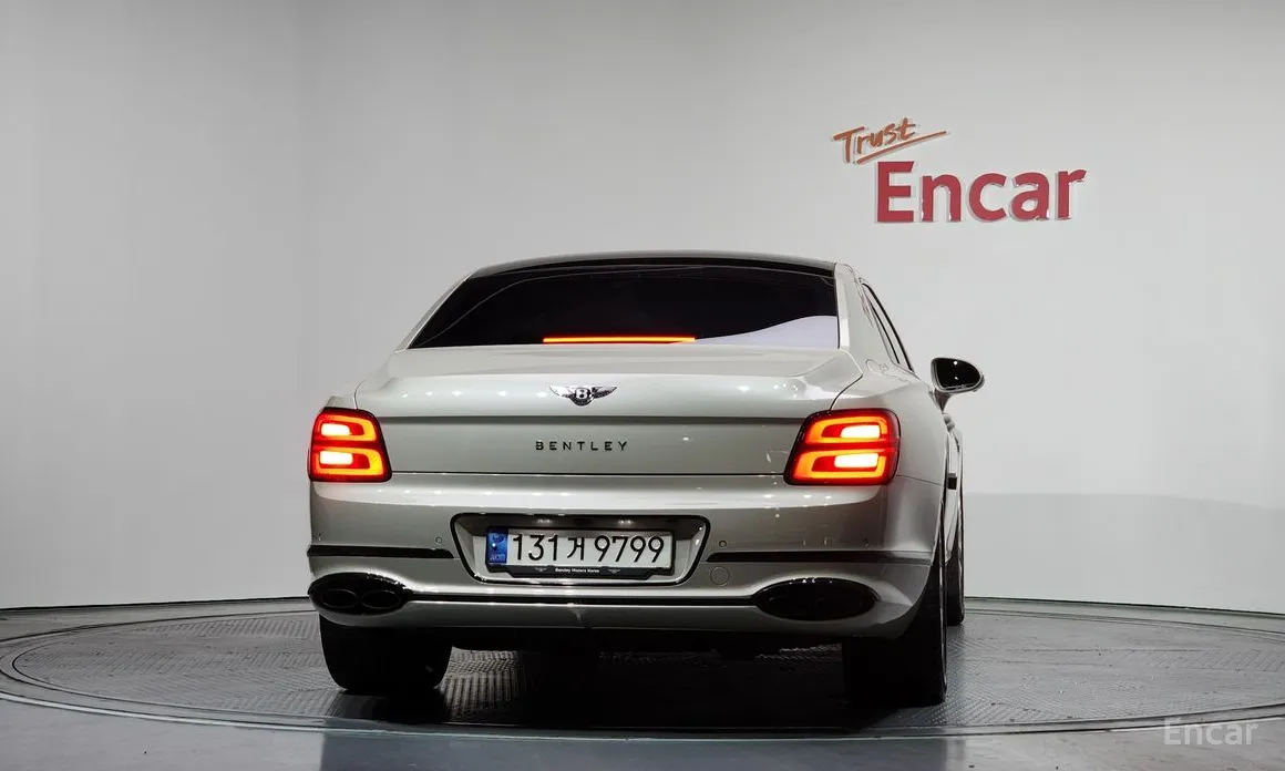 Bentley Flying Spur, 2022 — фото 4 из 12