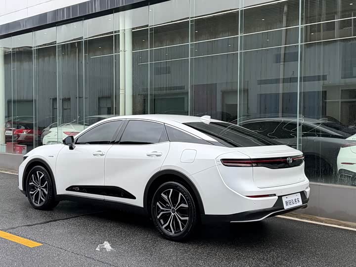 Toyota Crown SportCross, 2024 — фото 5 из 9
