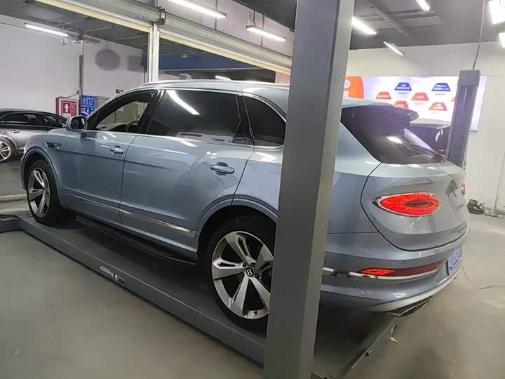 Bentley Bentayga, 2023 — фото 6 из 9