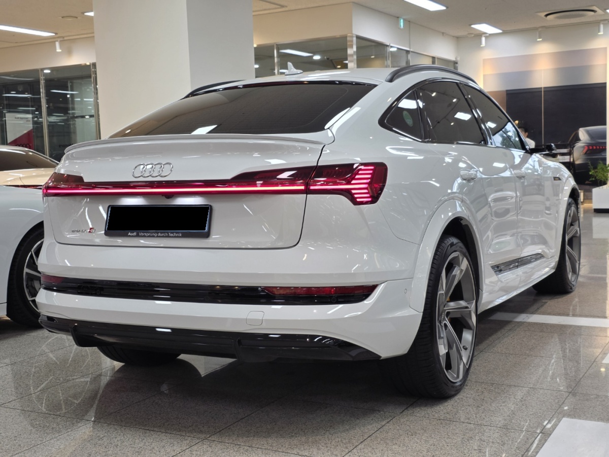 Audi e-tron, 2023 — фото 2 из 7
