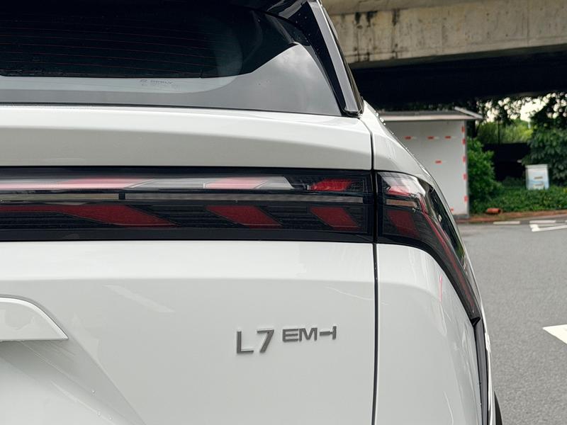 Geely Galaxy L7, 2024 — фото 10 из 12