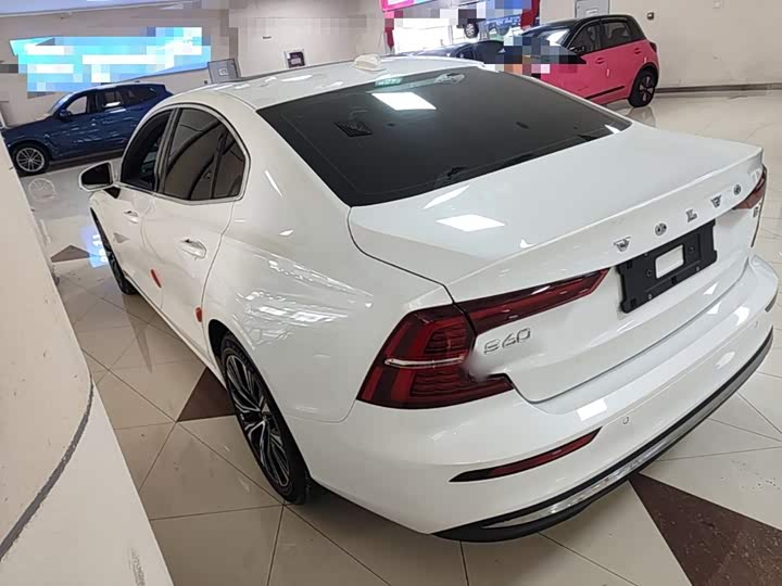 Volvo S60, 2023 — фото 5 из 9