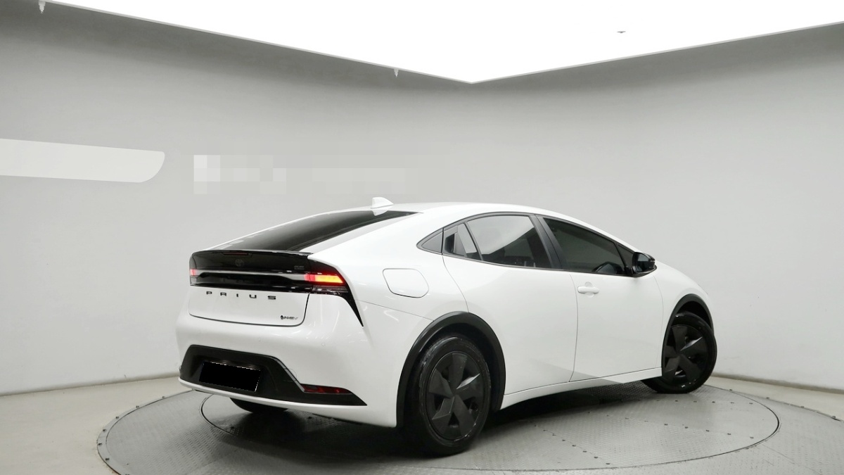 Toyota Prius, 2023 — фото 4 из 12