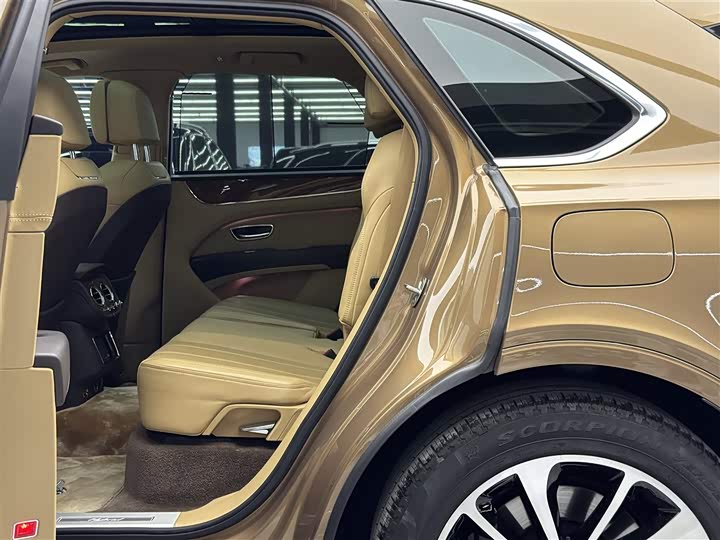 Bentley Bentayga Hybrid, 2022 — фото 7 из 9