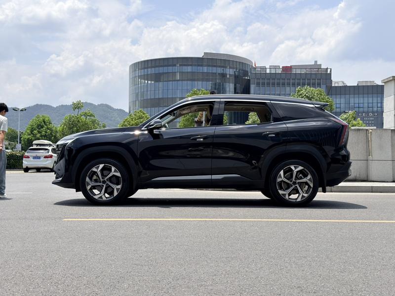 Geely Atlas L, 2023 — фото 4 из 12