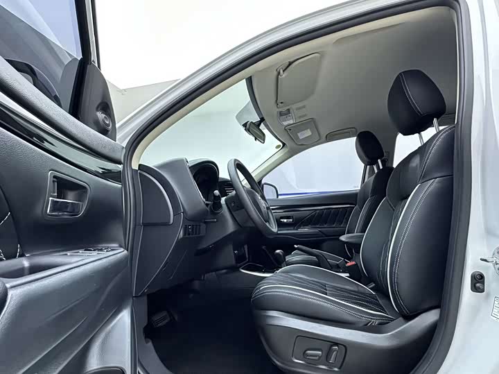 Mitsubishi Outlander, 2022 — фото 7 из 9