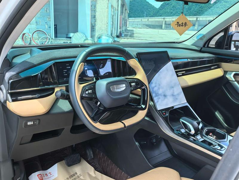 Geely Atlas L, 2023 — фото 8 из 12