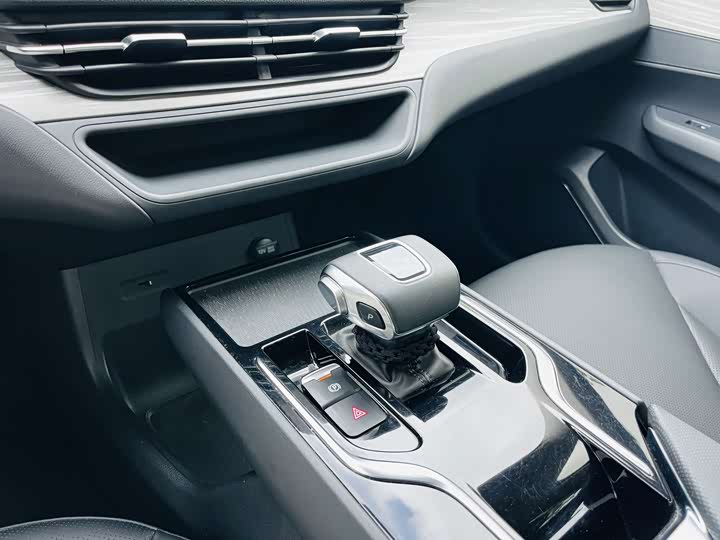 Hongqi E-QM5, 2024 — фото 3 из 9
