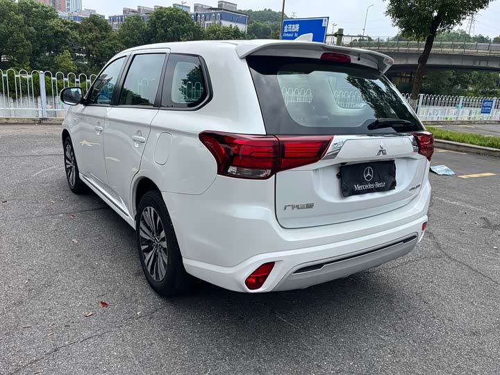 Mitsubishi Outlander, 2023 — фото 6 из 9